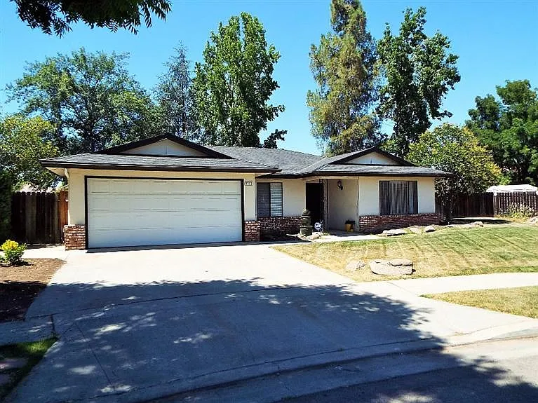 6089 N Alva Ave photo 1