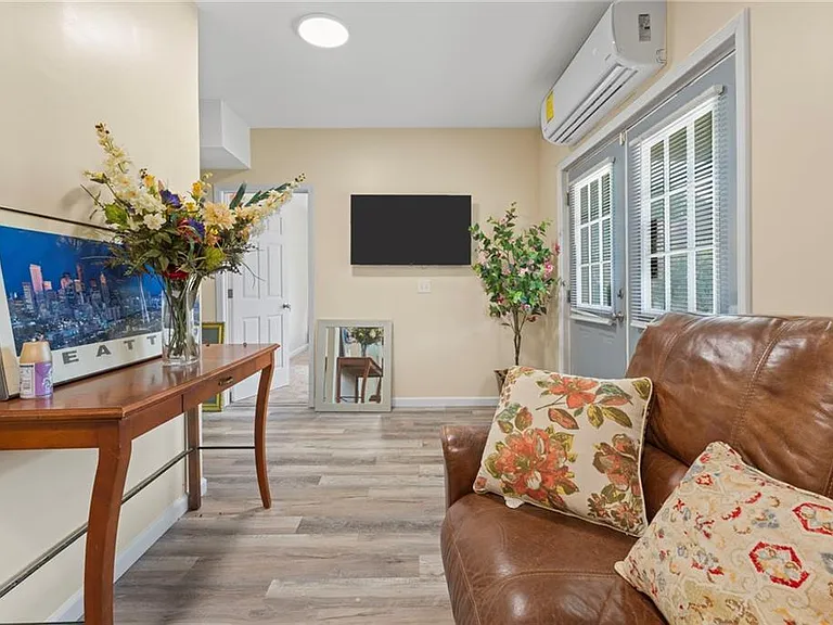 5504 Mountain View Smt — Photo 1