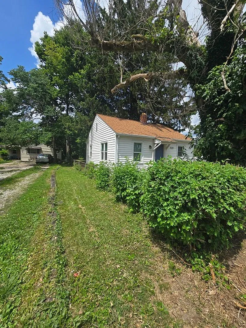 Nice Two Bedroom Home Located Near Lynhurst Dr and West Washington St — Photo 2