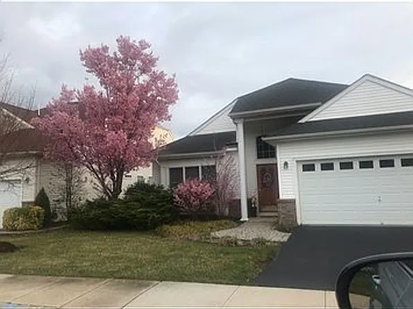 52 Vineyard Ct, Monroe Township, NJ 08831