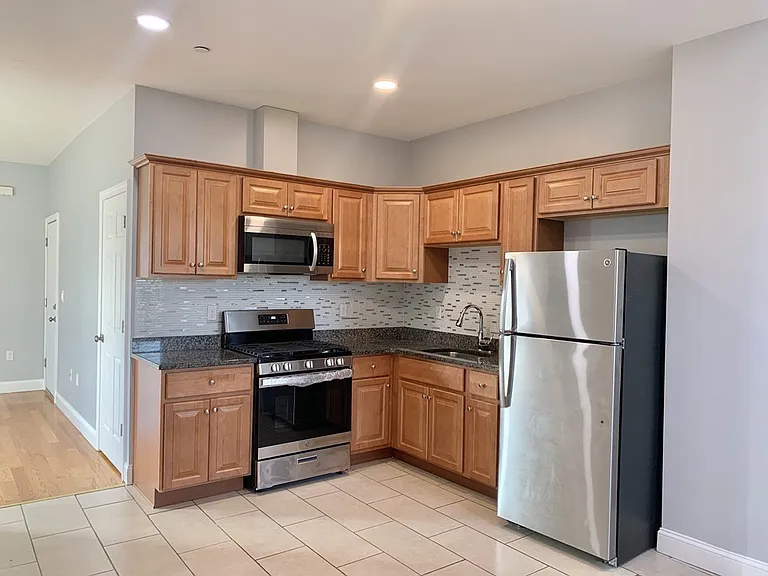 107 Chelsea St #2 — Photo 5