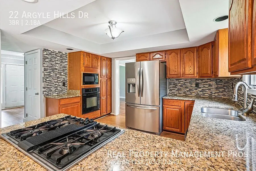 Charming 3-Bedroom Home with Gourmet Kitchen & Fenced Backyard in Fredericksburg! — Photo 4
