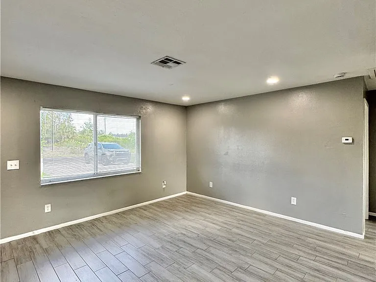 142 Harry Ave S — Photo 9
