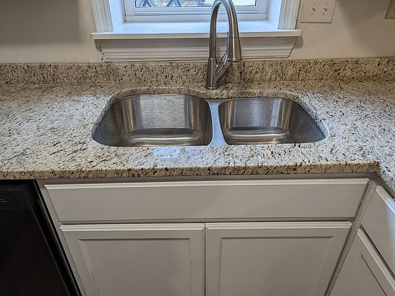 4th image of 485 Woodview Dr