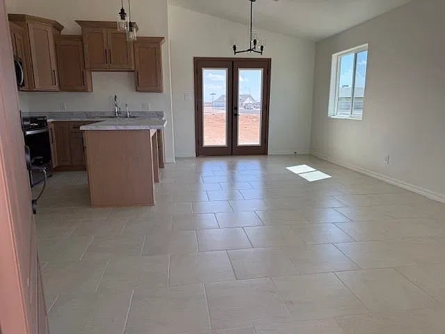 3 bed, 2.0 bath, 1500 sqft, $1,600 — Photo 2