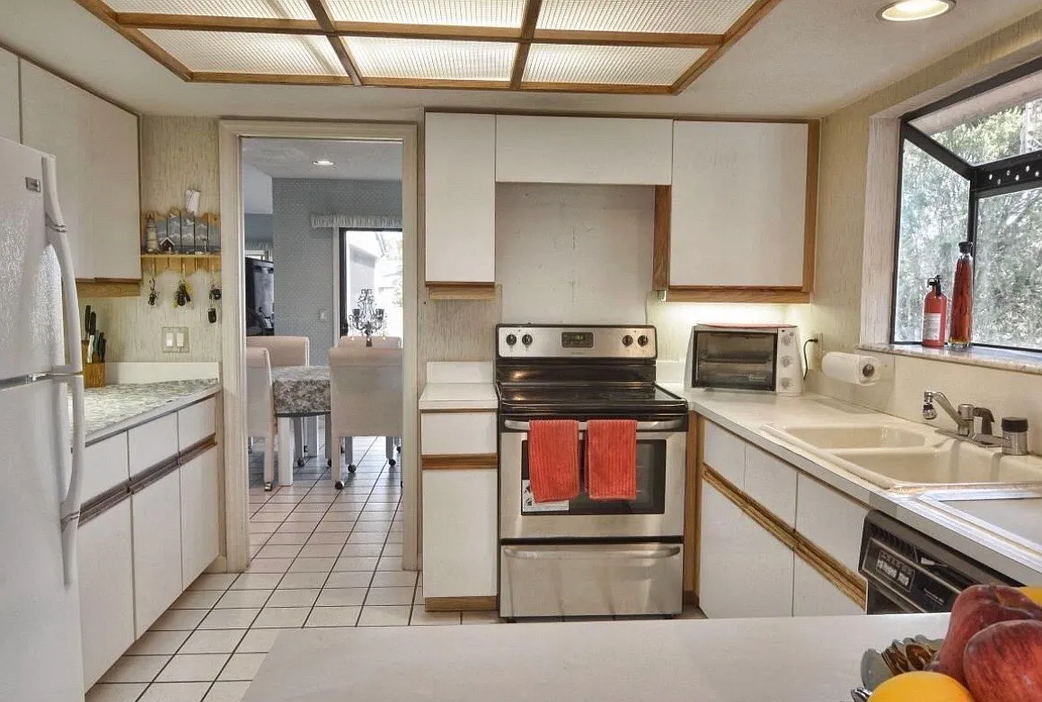 4 bed, 2512 sqft, $4,000 — Photo 1