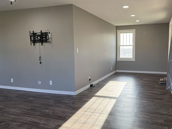 4th image of 5848 Maple Rd