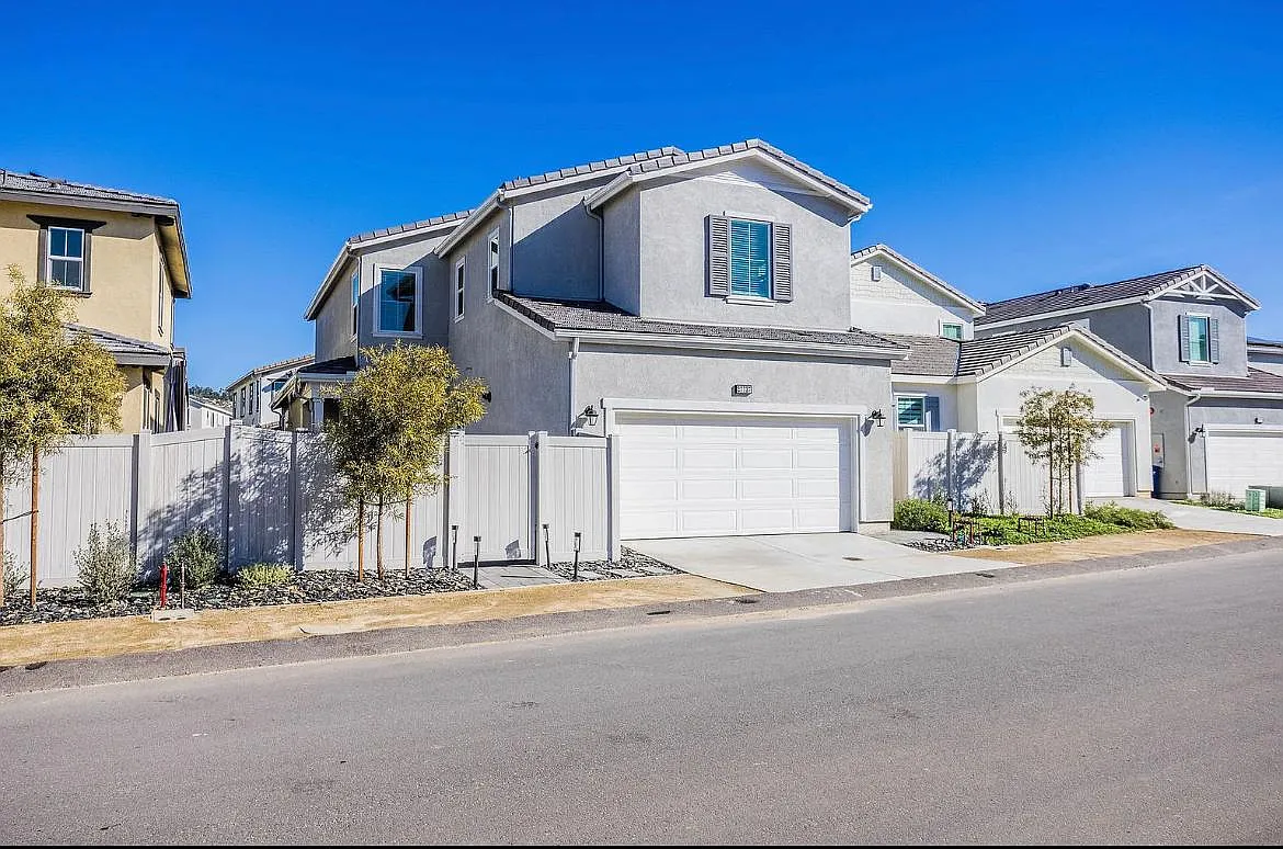 4 bed, 2731 sqft, $4,500 — Photo 1