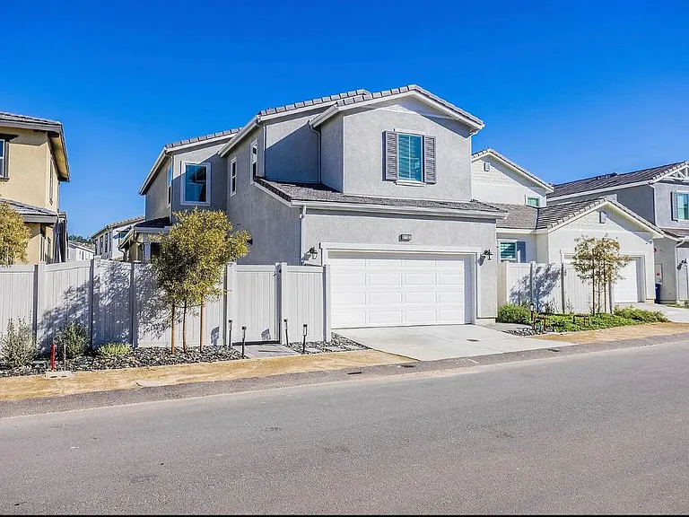 27737 Heritage Ln — Photo 1