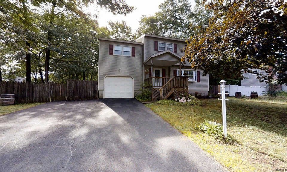 1st image of 8 Lee Dr
