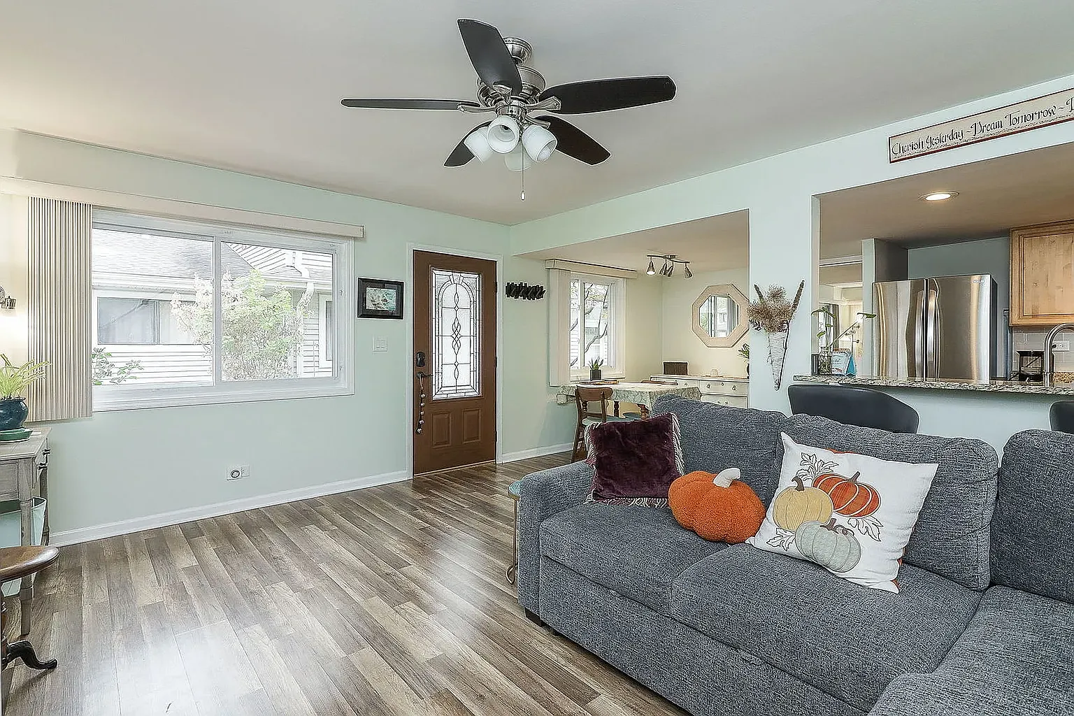 3 bed, 1449 sqft, $2,250 — Photo 3