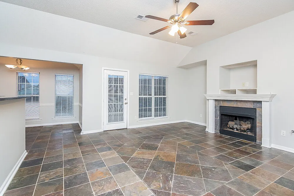 4 bed, 2.0 bath, 1831 sqft, $2,230 — Photo 2