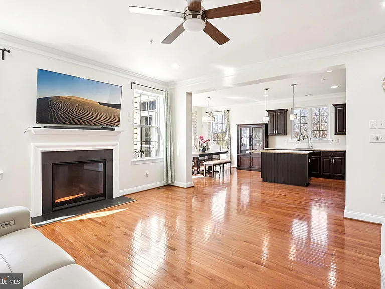 1035 Thorndale Dr — Photo 15
