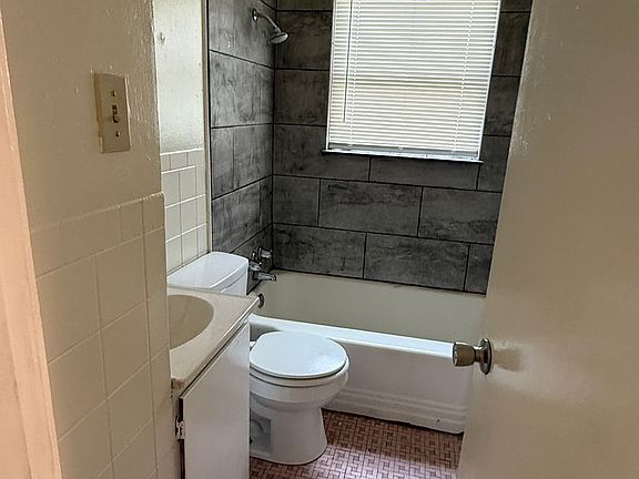 5th image of 2782 Marquette St