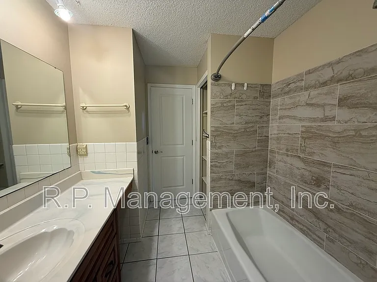555 Lake Cove Ct — Photo 11