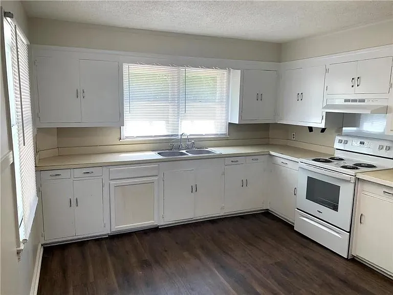 1404 Stevens Ln — Photo 17