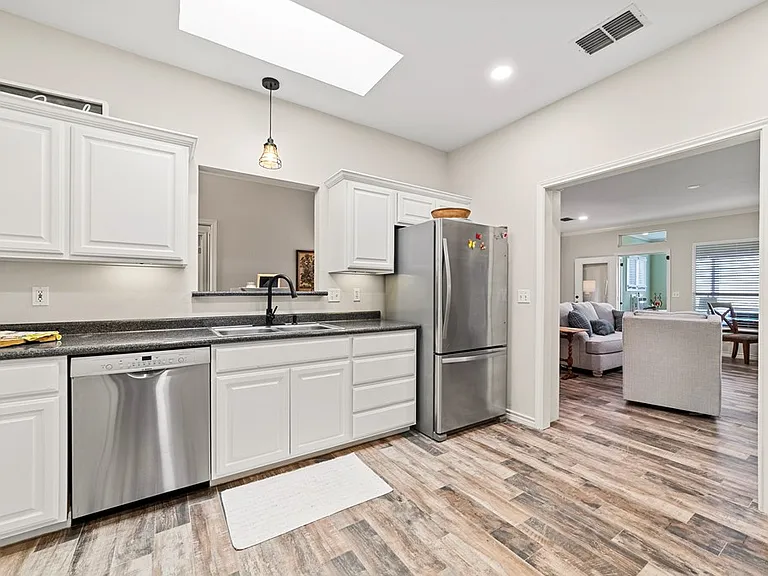 1008 Edinburgh Dr — Photo 6
