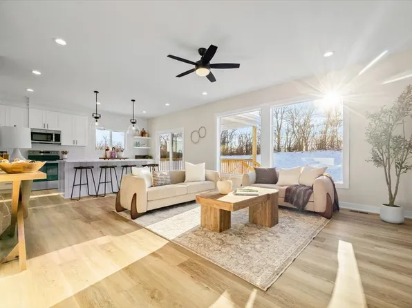 570 NW Georgetown Dr, Waukee, IA 50263