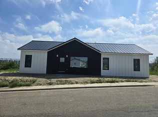 25 4th St W, Parshall, ND 58770