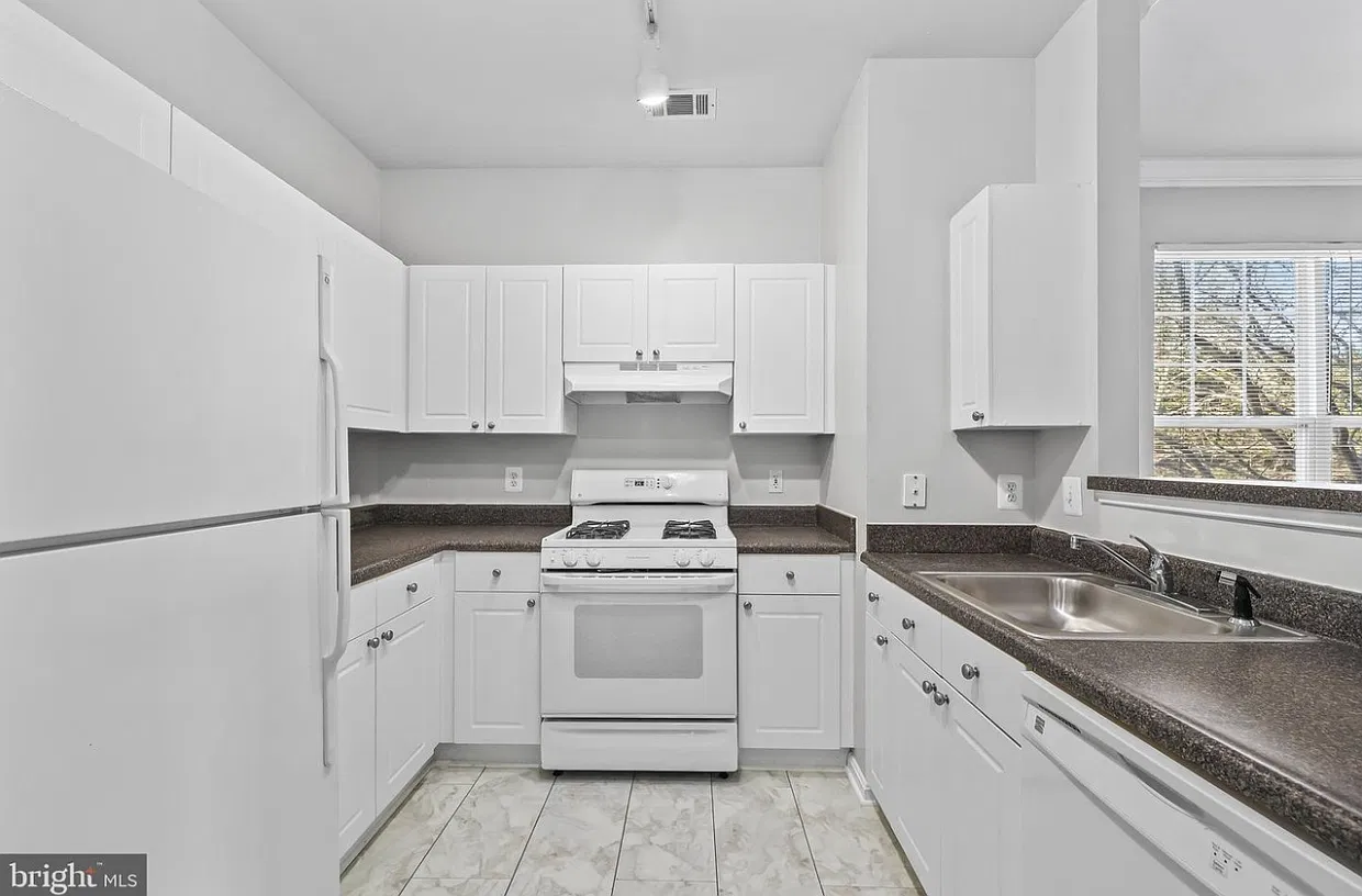 1 bed, 744 sqft, $2,098 — Photo 3