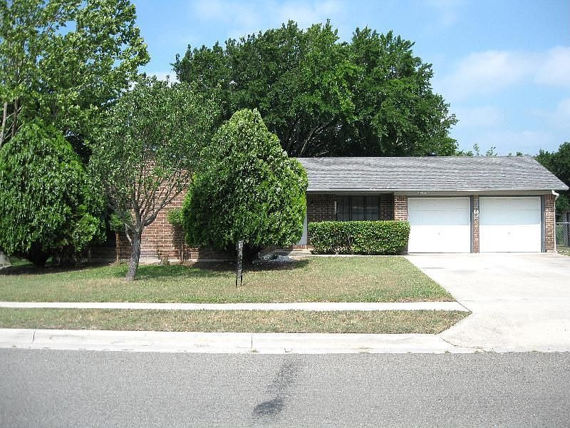 1st image of 2202 Phyllis Dr