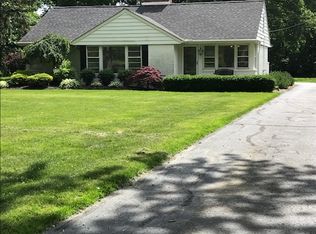 4805 Som Center Rd, Moreland Hills, OH 44022