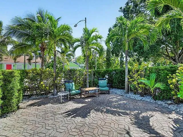5 bed, 2400 sqft, $4,575 — Photo 3