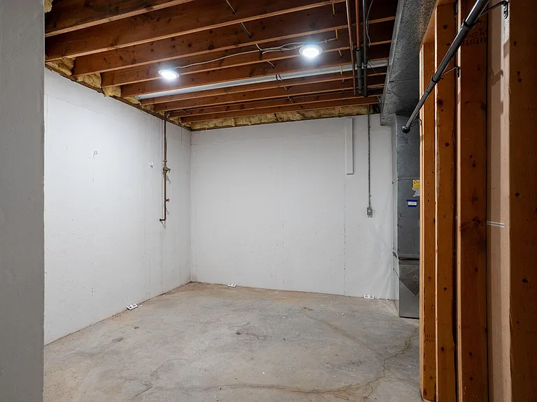 2301 Grant Ln — Photo 33