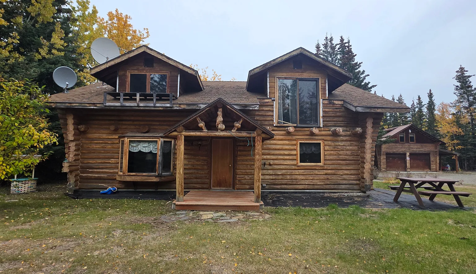Charming 3-Bedroom Log Home with Huge Yard Fully Furnished, Internet Included! — Photo 1