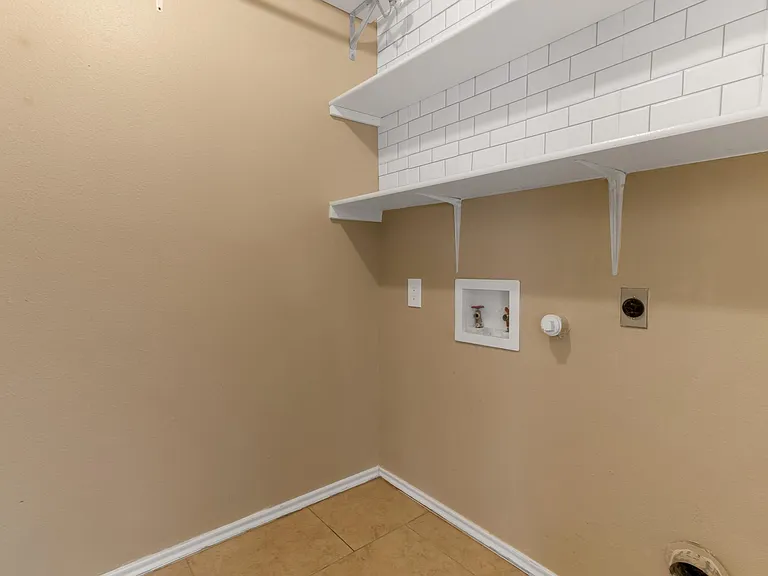6315 Regency Ln — Photo 11
