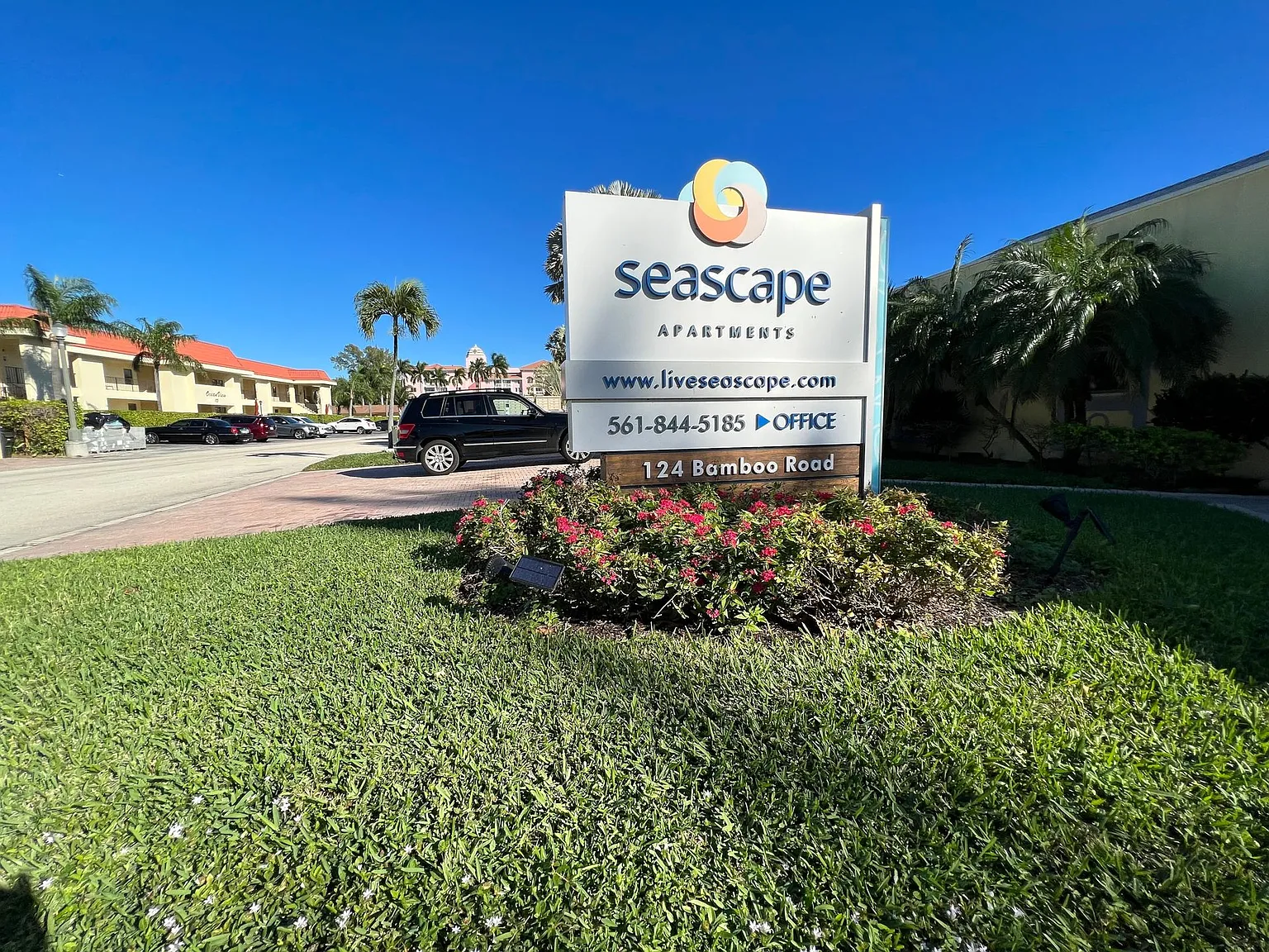 Seascape Apartments — Photo 1