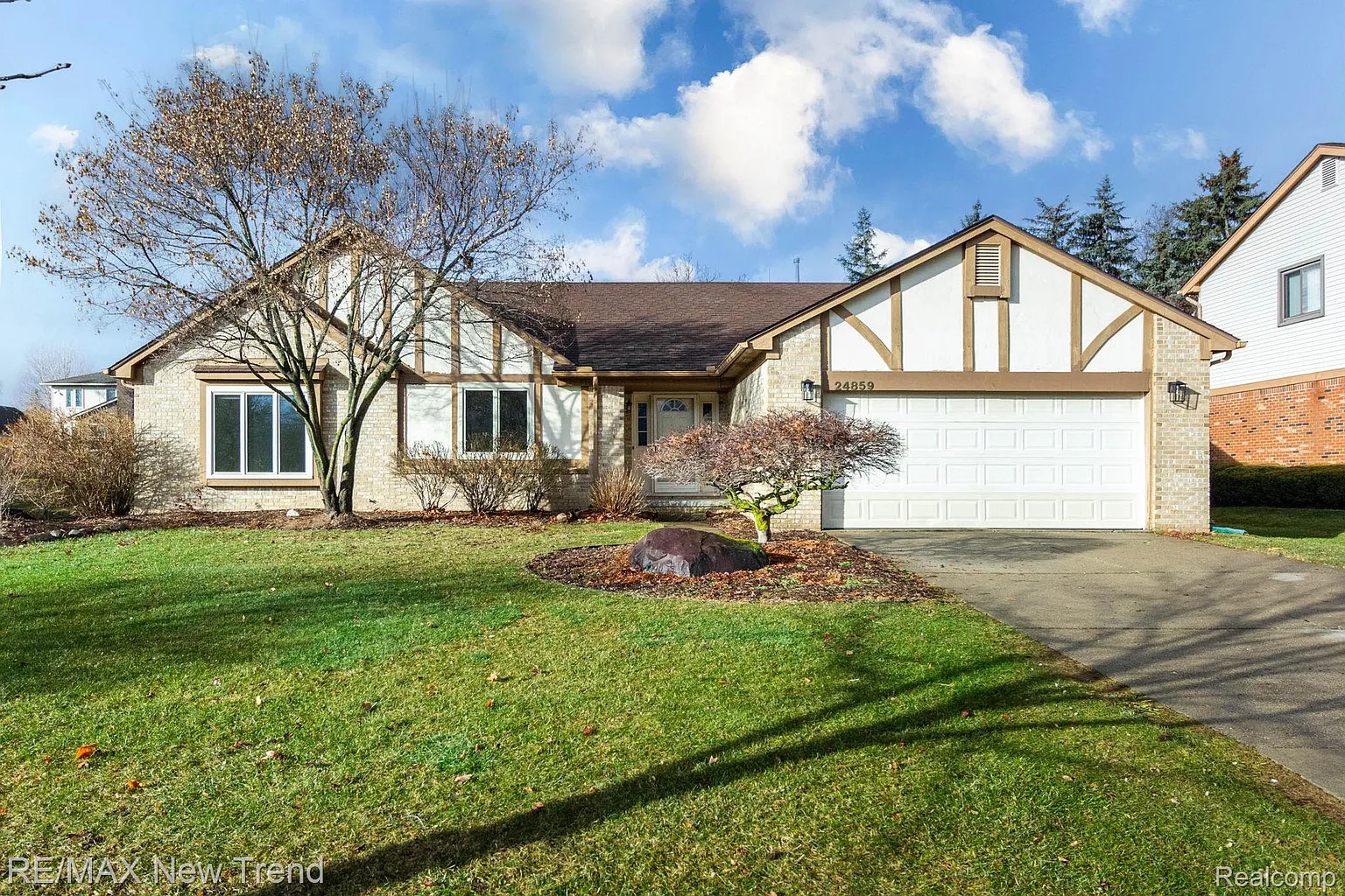 24859 White Plains Dr photo 1
