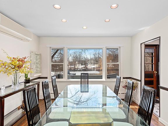 5th image of 43 Woodbine Dr