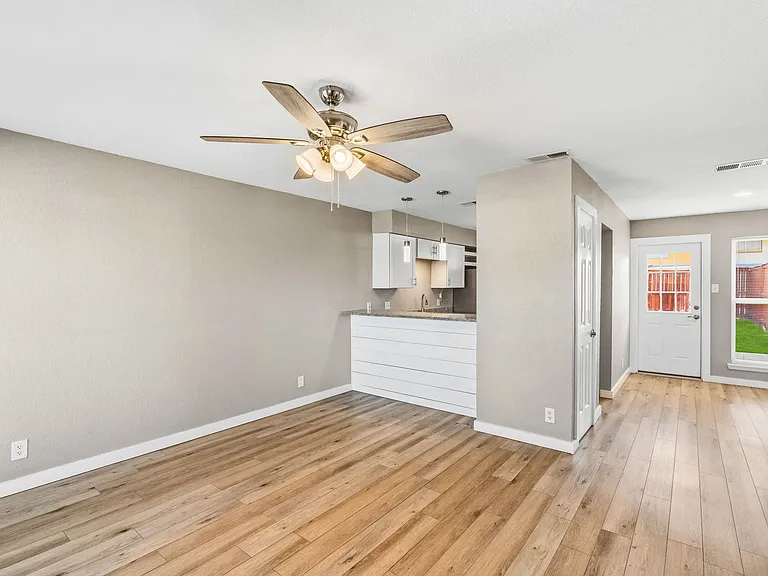 4820 Delwood St — Photo 5