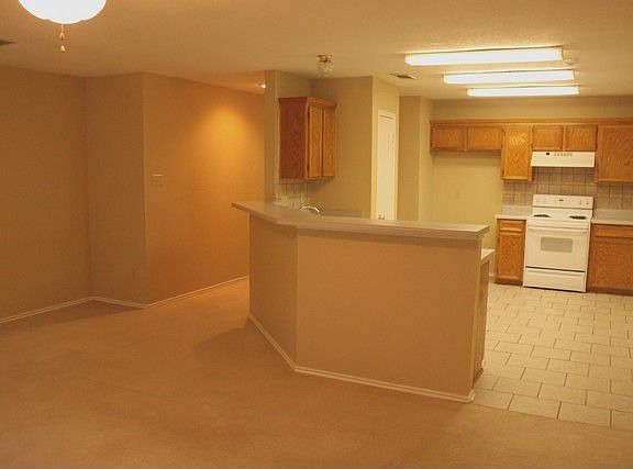 4th image of 609 Bond St