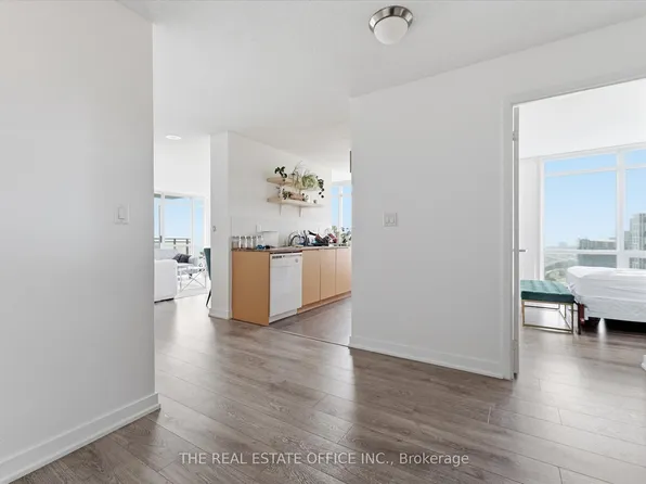 15 Fort York Blvd #4212, Toronto, ON M5V 3Y4