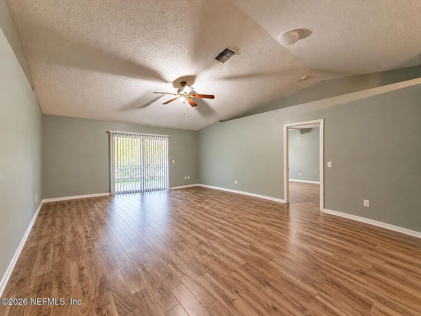3 bed, 2.0 bath, 1264 sqft, $2,000 — Photo 4