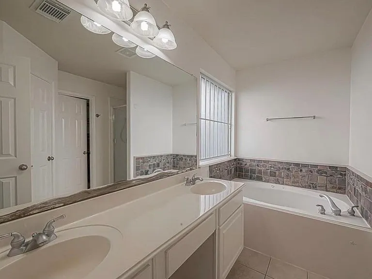 10819 Waterfern Ct — Photo 8