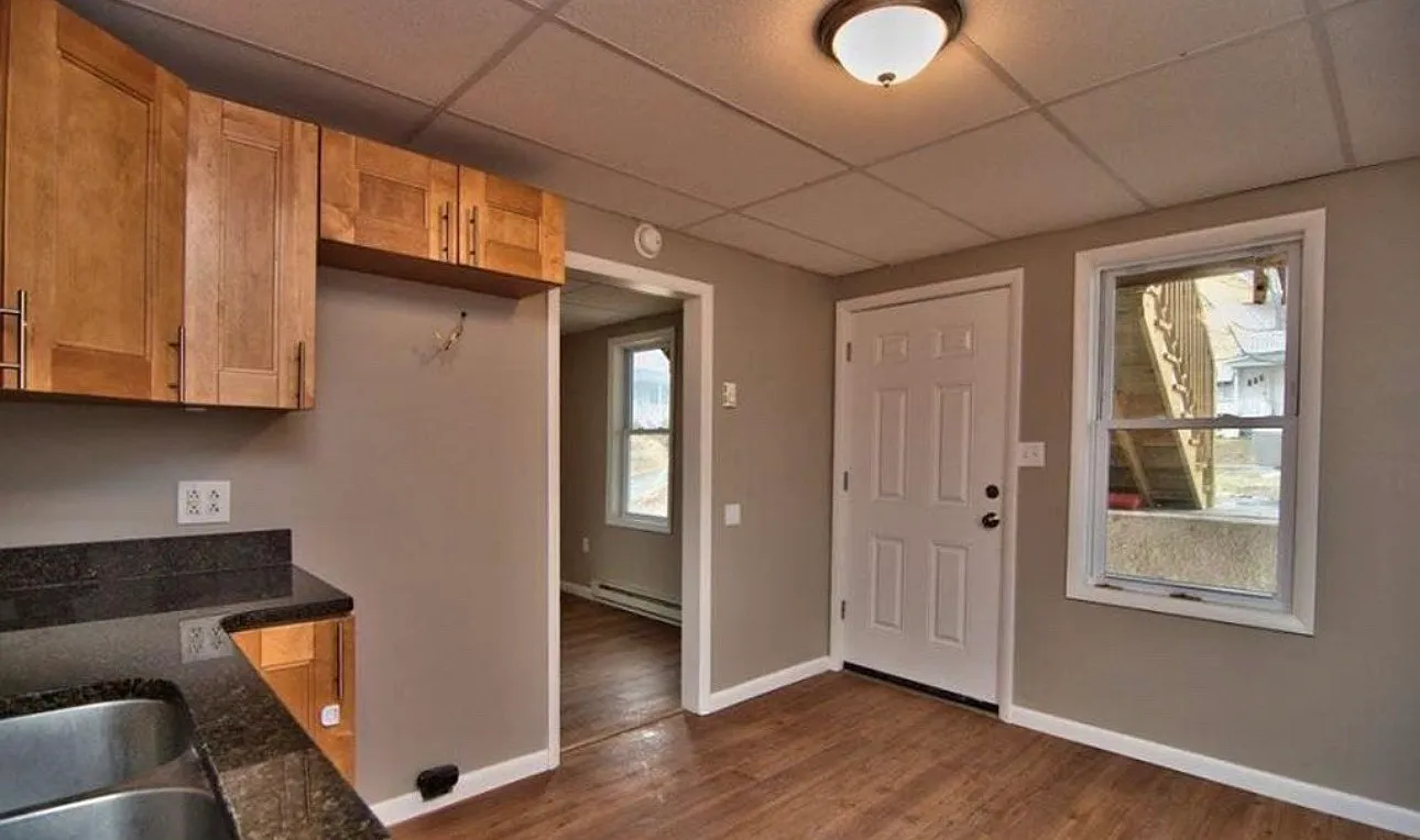 2 bed, 700 sqft, $1,100 — Photo 2