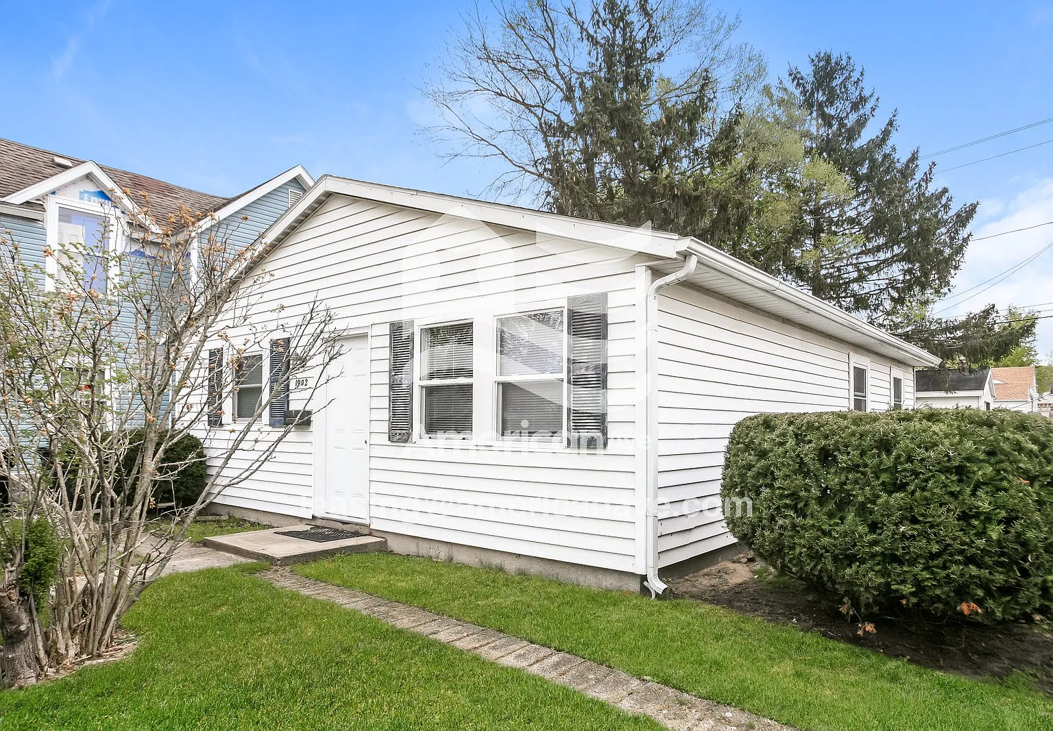 3 bed, 1.0 bath, 936 sqft, $1,585 — Photo 2