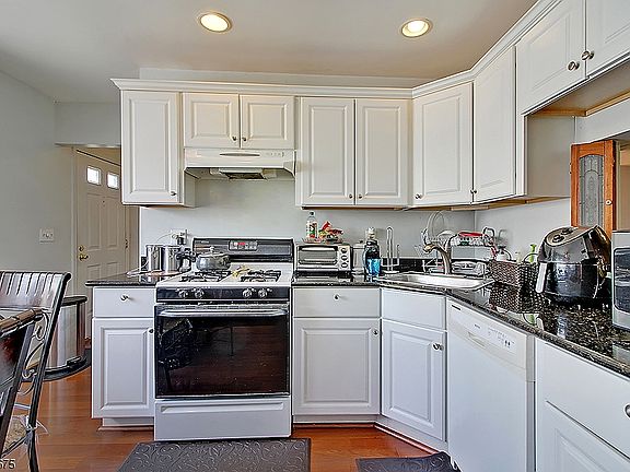 4th image of 202 Brokaw Ct
