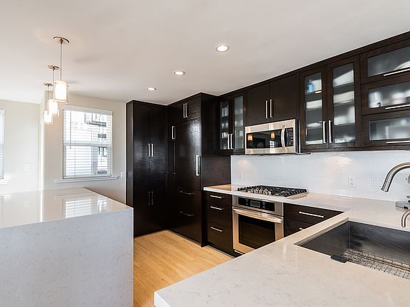 4th image of 1019 Monterey Blvd