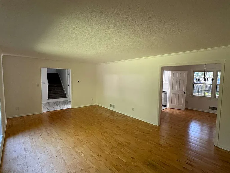1690 Manhasset Dr — Photo 2