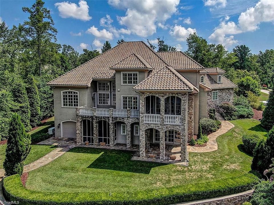 1st image of 220 Leeward Dr