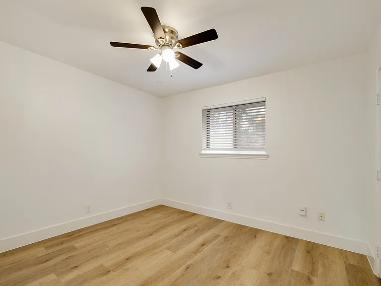 Carolina Apartments — Photo 14