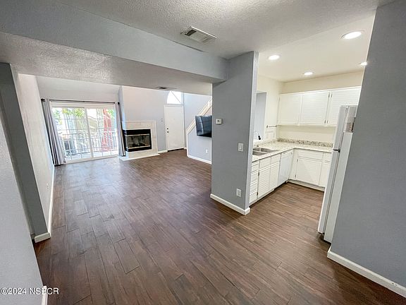 4th image of 2454 Village Grn