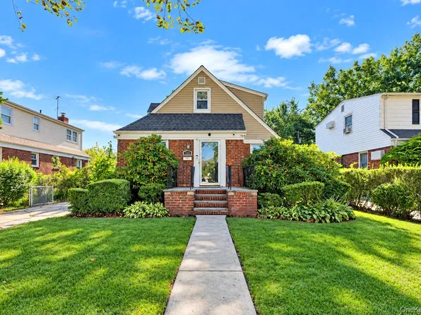 135 Sperry Boulevard, New Hyde Park, NY 11040