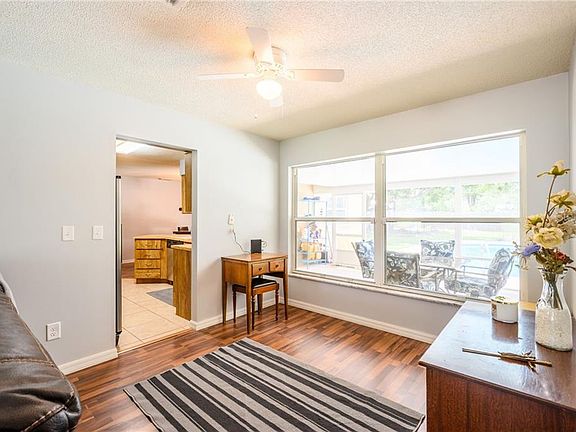 4th image of 368 NE 43rd Ct