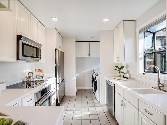 5th image of 128 Blackburn Ave