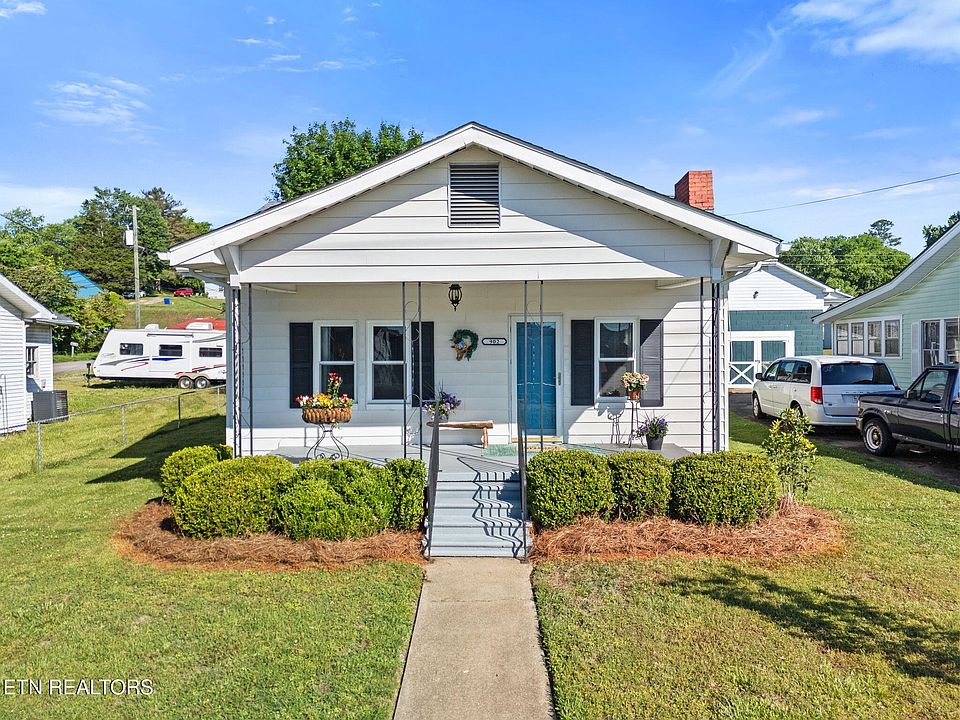 1st image of 902 Fowler St